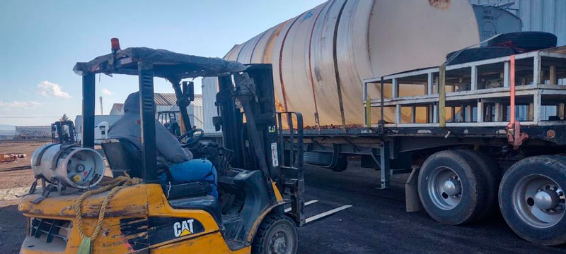 Carga dentro de la caja de un camión.