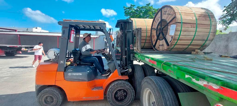 Trabajador con cubrebocas en montacargas.